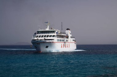 PLAYA BLANCA, LANZAROTE - 14 Haziran. 2019: Lanzarote ve Fuerteventura arasındaki araç ve yolcu feribotu