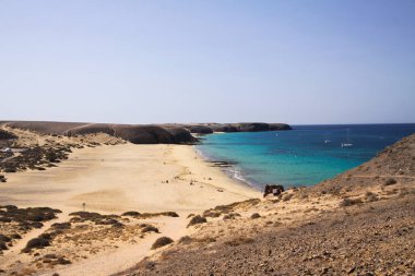 Dik kayalıklardan mavi göl sahiline Playa Papagayo, Playa Blanca - Lanzarote