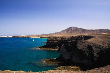 Punta del Papagayo, Playa Blanca 'nın sarp kayalıklarına bakın.