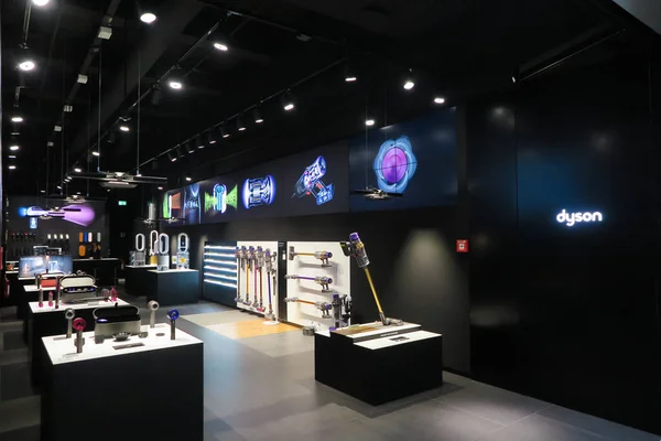 Oberhausen, Almanya - 11 Şubat. 2020: Dyson elektrik süpürgesi dükkanının girişinde görüntü