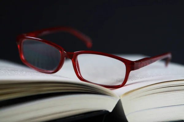 Ver Páginas Libro Abierto Con Gafas Lectura Rojas —  Fotos de Stock