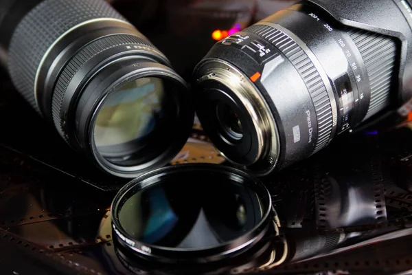 負のフィルムストリップ上の絶縁円形フィルタを持つ2つのカメラレンズの閉じる — ストック写真