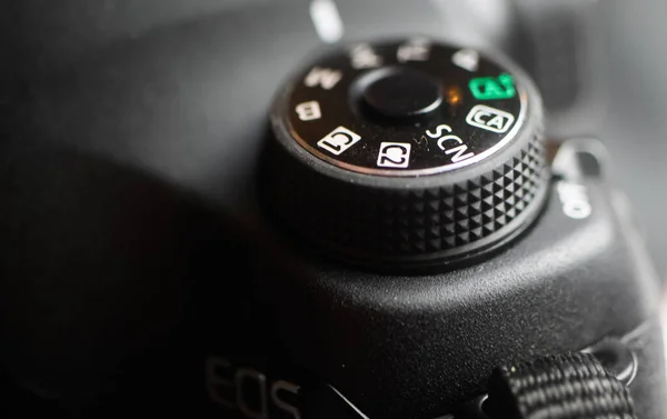 ドイツのヴィエルセン 5月26日 202020年 古いデジタルカメラのモードダイヤルを閉じるCanon Eos — ストック写真