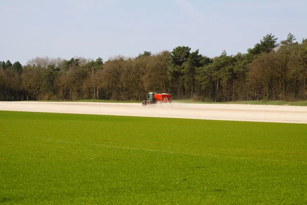 Roermond Nederland Maart 2019 Krijtmest Opbrengen Door Trekker Met Spreider — Stockfoto