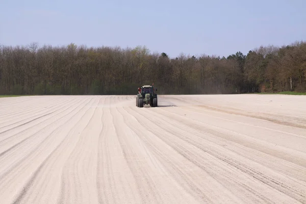 Roermond Nederland Maart 2019 Krijtmest Opbrengen Door Trekker Met Spreider — Stockfoto