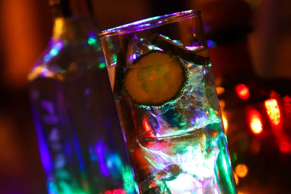 Gros Plan Gin Tonic Avec Concombre Glaçons — Photo