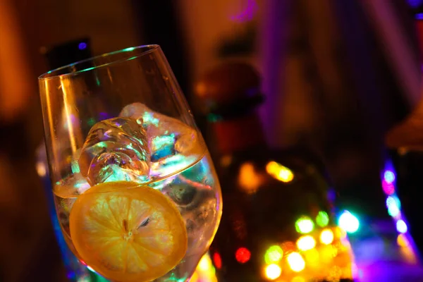 Close Cocktail Slices Lemon Ice Cubes — Stock Photo, Image