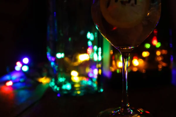 Close Von Cocktails Mit Zitronenscheiben Und Eiswürfeln Und Flaschen Fokus — Stockfoto