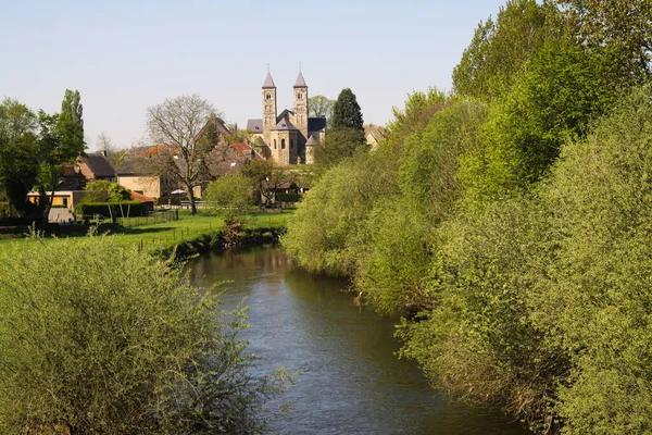 Vista Sobre Pequeno Rio Rur Basílica Sint Odilienberg Perto Roermond — Fotografia de Stock