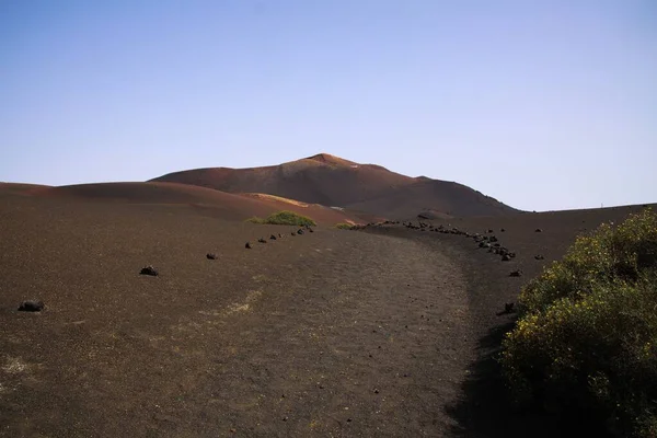 Vista Sulla Sabbia Vulcanica Nera Sul Cono Rosso Del Vulcano — Foto Stock