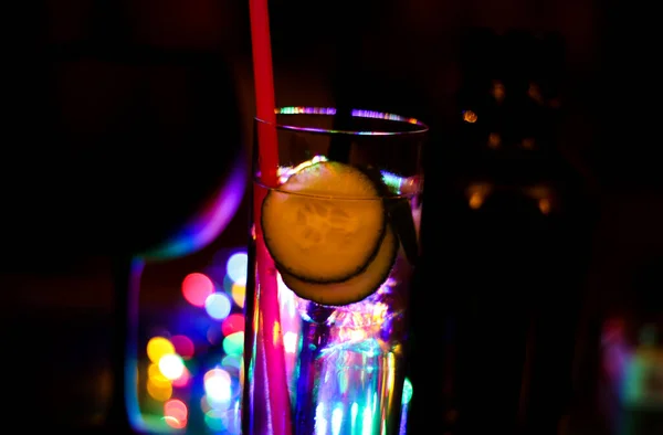 Großaufnahme Eines Isolierten Gin Tonic Cocktailglases Mit Gurkenscheiben Und Rosa — Stockfoto