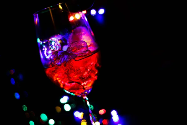 Gros Plan Verre Cocktail Rouge Isolé Avec Glaçons Fond Noir — Photo