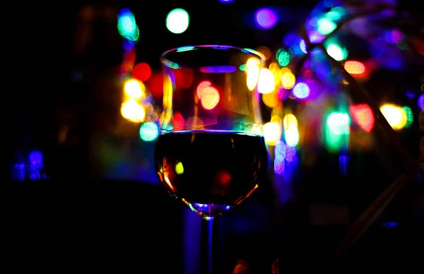 ラム酒と隔離されたショットグラスで表示します 鮮やかな色とぼやけたボトルの背景を持つボケ — ストック写真