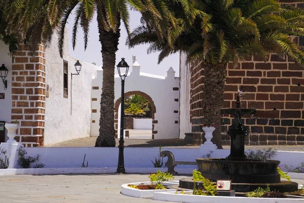 Teguise Lanzarote Juin 2019 Blick Über Platz Mit Palmen Auf — Stockfoto