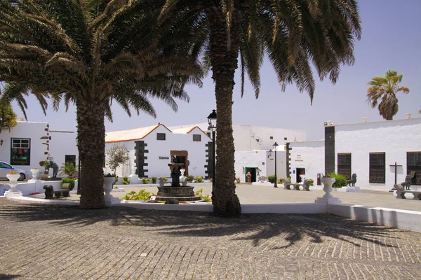 Teguise Lanzarote Haziran 2019 Geleneksel Beyaz Evlerde Palmiye Ağaçları Olan — Stok fotoğraf