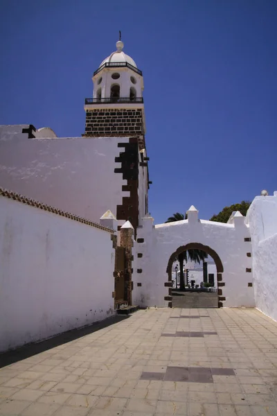Teguise Lanzarote Juin 2019 Uitzicht Witte Kerk Met Klokkentoren Tegen — Stockfoto