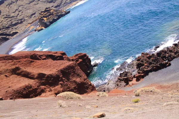 Vue Sur Lagune Isolée Entourée Impressionnantes Falaises Abruptes Aux Différentes — Photo