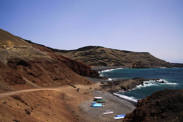 Visa Avskild Lagun Omgiven Imponerande Klippor Olika Färger Golfo Lanzarote — Stockfoto