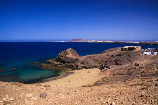 Dik Kayalıklardan Mavi Göl Sahiline Playa Papagayo Playa Blanca Lanzarote — Stok fotoğraf