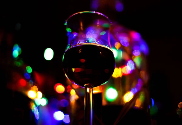 Tiefansicht Auf Isoliertes Schnapsglas Mit Rum Bokeh Mit Lebendigen Farben Stockfoto
