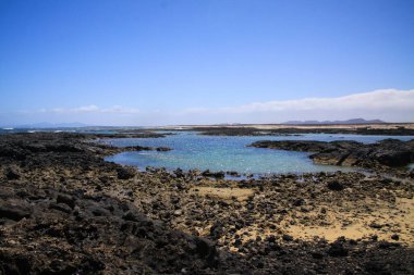 El Cotillo - Faro del Toston: Fuerteventura 'nın kuzeyindeki doğal göl ve havuzlarla kayalık sert kıyı şeridine panoramik manzara