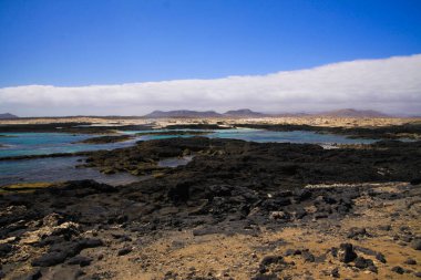 El Cotillo - Faro del Toston: Fuerteventura 'nın kuzeyindeki doğal göl ve havuzlarla kayalık sert kıyı şeridine panoramik manzara