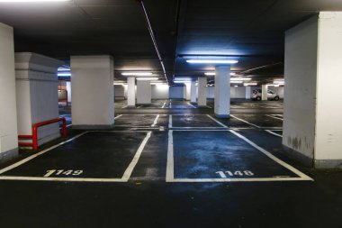 Duesseldorf, Almanya - 24 Kasım. 2019: Terk edilmiş yeraltı otoparklarında boş otoparklara bak