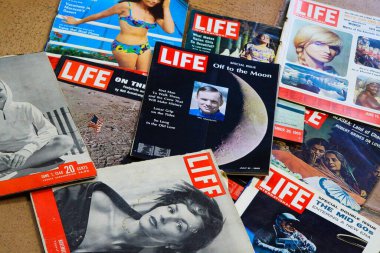 VERSEN, ALMANA - 29 HAZİRAN. 2019: LIFE dergilerinin Yığını (Temmuz 1969 'dan aya kadar merkez sayısı:)