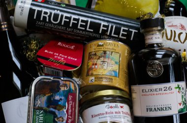 Viersen, Almanya - 20 Aralık. 2019: Lüks Noel hediye sepetinin kapanışı içinde mantar ürünleri, şarap ve şampanya var