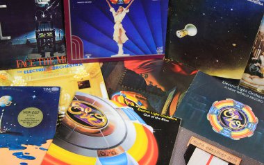 VİERSEN, Almanya - 22 AĞUSTOS. 2019: ELO (Electric Light Orchestra) retro vinil plaklarının koleksiyonu