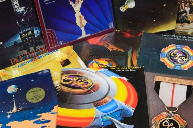 VİERSEN, Almanya - 22 AĞUSTOS. 2019: ELO (Electric Light Orchestra) retro vinil plaklarının koleksiyonu