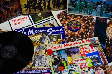 VİERSEN, Almanya - 22 AĞUSTOS. 2019: Tamla Motown 'un vinil plaklarının kapak koleksiyonunda