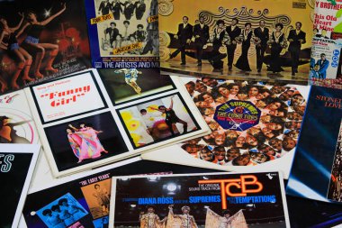VİERSEN, Almanya - 22 AĞUSTOS. 2019: Diana Ross ve The Supremes 'ten vinil plak koleksiyonu