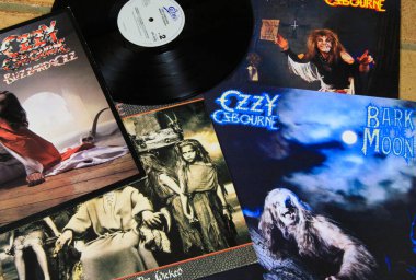 VİERSEN, Almanya - 22 AĞUSTOS. 2019: Ozzy Osbourne Vinil Plak Koleksiyonu