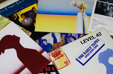 VİERSEN, Almanya - 22 AĞUSTOS. 2019: Seviye 42 Vinil Plak Koleksiyonu
