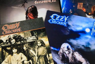 VİERSEN, Almanya - 22 AĞUSTOS. 2019: Ozzy Osbourne Vinil Plak Koleksiyonu