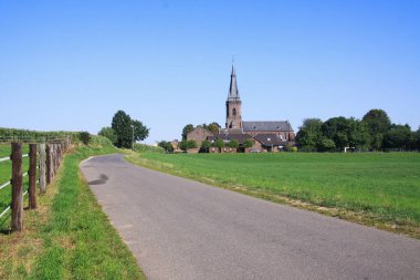 Kırsal kesimdeki izole edilmiş neo-gotik kilisedeki tarımsal yol boyunca bakın - Viersen Dornbusch, Almanya