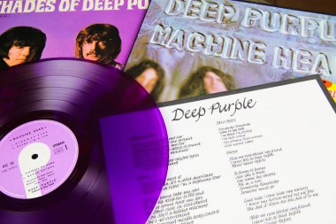 Viersen, Almanya - 3. Ocak 2020: Deep Purple albüm kapaklarını retro mor renkli vinil plakla kapatın