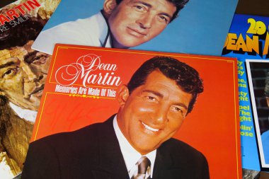 Viersen, Almanya - 3. Ocak 2020: Dean Martin 'in plak albüm kapaklarını kapatın