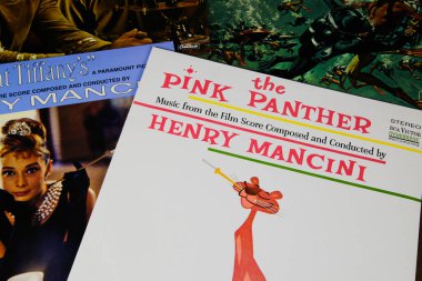 Viersen, Almanya - 3. Ocak 2020: Eski film müziği vinil albüm kapaklarını odaklı Henry Mancini Pembe Panter ile kapatın