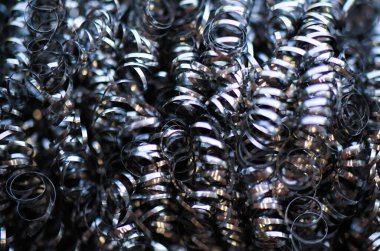Makro, parlak gümüş paslanmaz metal kırbaçlı sünger spirallerini kapat.