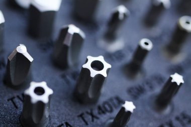 Farklı tipte vida sürücü başlıkları olan araç kutusunu Makro kapat (torx başlığına odaklan)