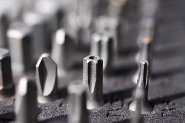 Farklı tipte vida sürücü başlıkları olan araç kutusunu Makro kapat (altıgen başlığa odaklan)