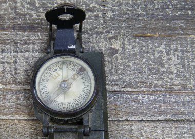 Ahşap masadaki izole edilmiş eski pusulayı kapat