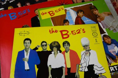 Viersen, Almanya - 6 Ocak. 2020: The B 52 'nin plak koleksiyonunun kapaklarına bakın