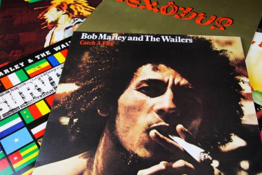 Viersen, Almanya - 6 Ocak. 2020: Bob Marley plak koleksiyonunun renkli kapaklarına bakın
