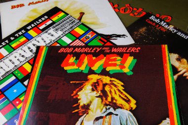 Viersen, Almanya - 6 Ocak. 2020: Bob Marley plak koleksiyonunun renkli kapaklarına bakın