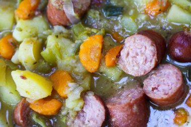 Makro, patatesli, pırasalı, havuçlu ve füme sosisli bezelyeli Alman güveci.