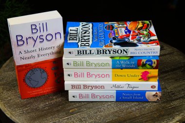Viersen, Almanya - 6 Ocak. 2020: Yazar Bill Bryson 'ın kitap yığınına bak