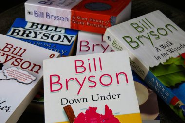 Viersen, Almanya - 6 Ocak. 2020: Yazar Bill Bryson 'ın kitap yığınına bak